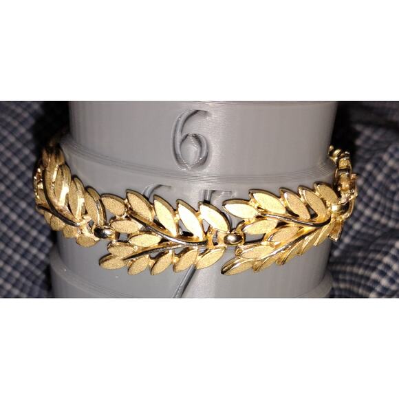 Vintage Crown Trifari Gold-Tone Leaf Link Bracelet - Picture 5 of 5